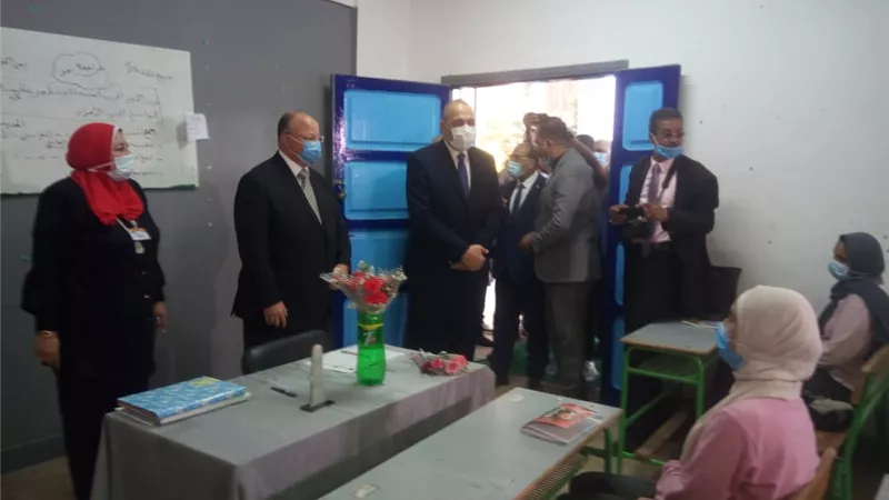محافظ القاهرة يطمئن على تطبيق الاجراءات الاحترازية بالمدارس