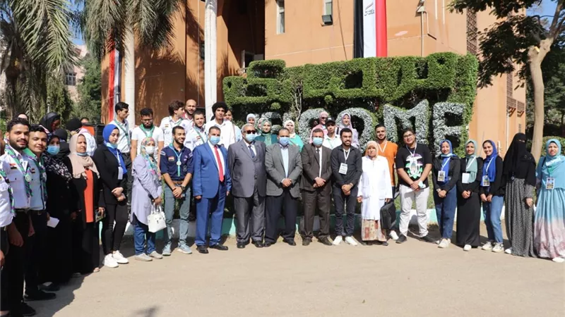 طلاب وهيئة تدريس كلية طب بنها يحتفلون بالعام الدارسى الجديد