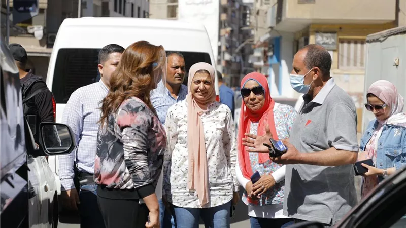 محافظ دمياط تتفقد شارع التحرير وتأمر برصف شارعي مدرستى اللوزى والراهبات