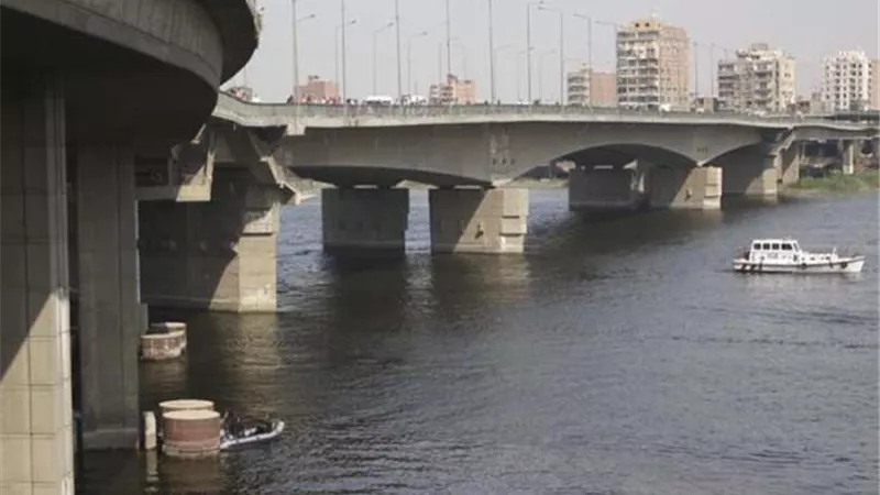 سقوط ميكروباص أجره في مياه النيل وغرقه بالكامل