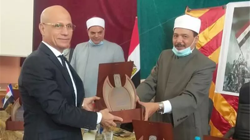 المنطقة الأزهرية بالسويس تكرم والد الشهيد البطل أحمد شوشة