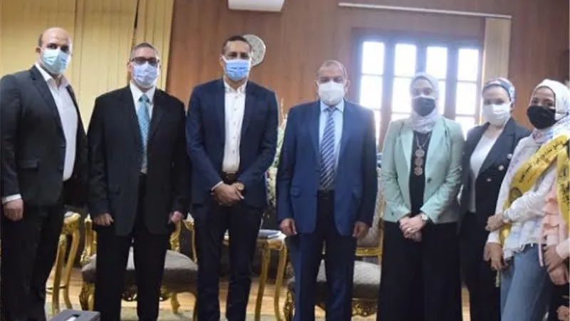 رئيس جامعة بني سويف يكرم الطلاب المتميزين بأول برنامج للكيمياء الحيوية بالصعيد