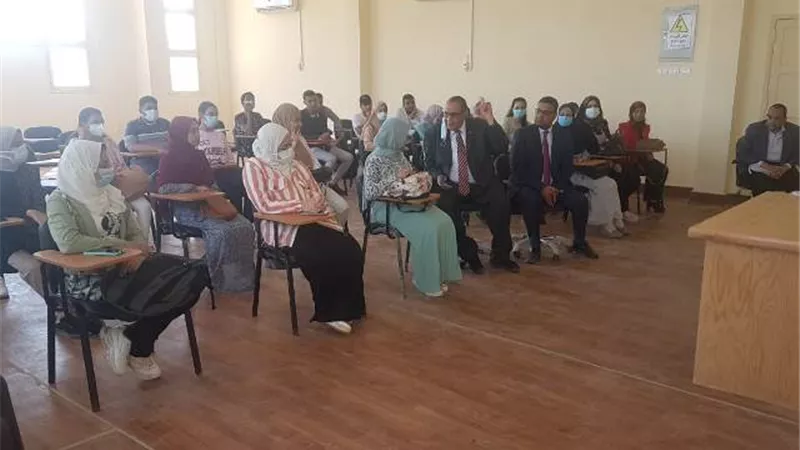 رئيس جامعة الأقصر يتفقد بدء الدراسة بكلية الطب.. بالصور