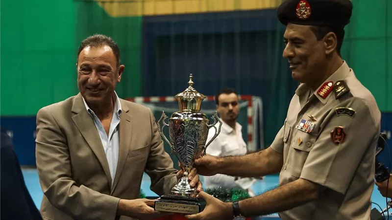 الخطيب يُسلم 