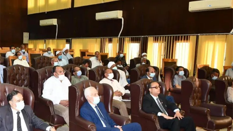 محافظ الفيوم .. يناقش مع رؤساء الجمعيات الزراعية آليات التوسع في تطبيق نظم الري الحديث