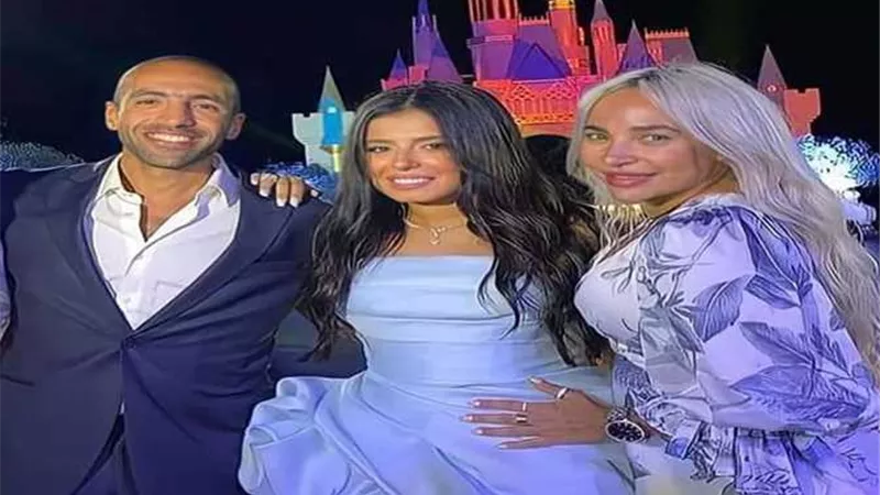خالد منيب يهنئ ابنة عمه بخوبتها بطريقته الخاصة