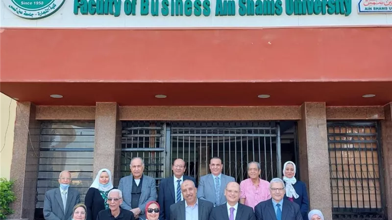 عميد تجارة عين شمس: الإنتهاء من تطعيم كافة أعضاء هيئة التدريس والعاملين بالكلية