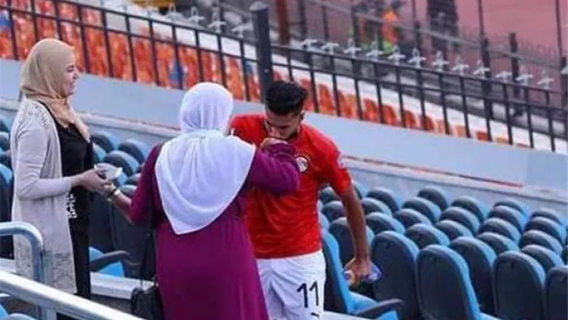 يوسف حسن يعلق على لقطة تقبيل يد والدته