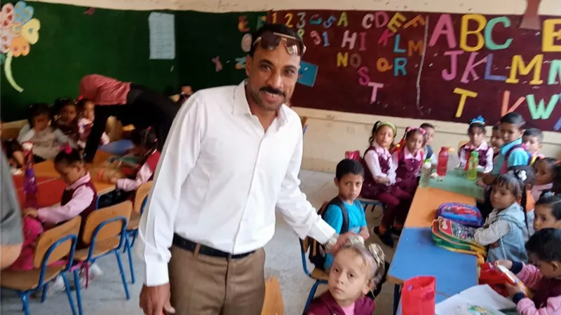 عبد الله يتابع انتظام الدراسة بمدارس 