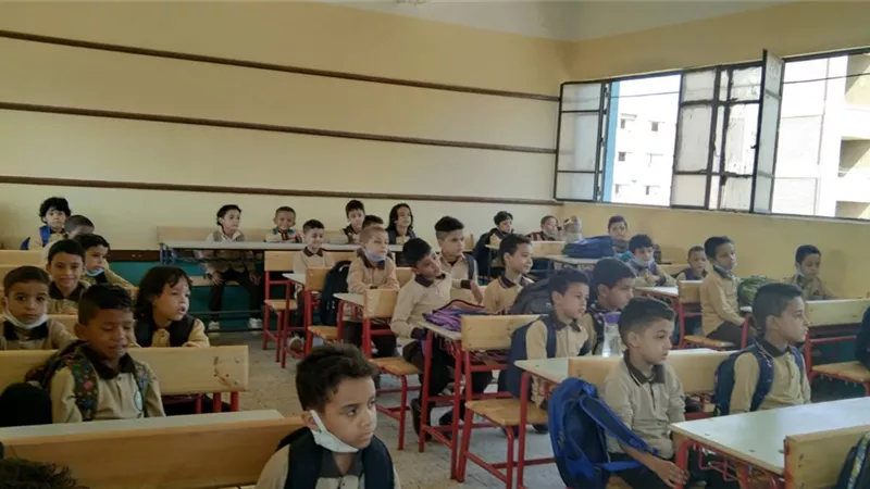 طلاب الخانكة من الجلوس علي الارض لمقاعد جديدة وكثافات جيدة