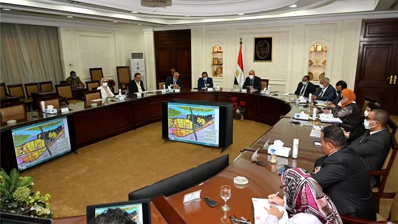 وزير الإسكان يستعرض البدائل المقترحة لمشروع إعادة تخطيط وتطوير المدخل الجنوبى لمدينة الجيزة