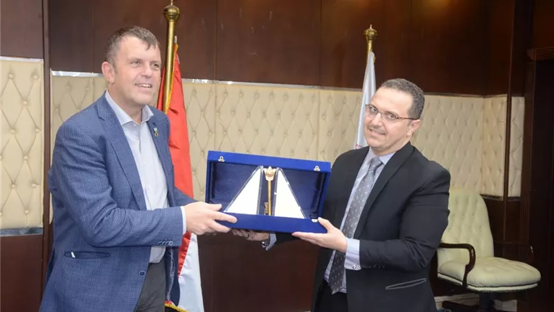 معاون وزير الإسكان يستقبل بطل العمل المناخي بانجلترا لبحث آليات التعاون