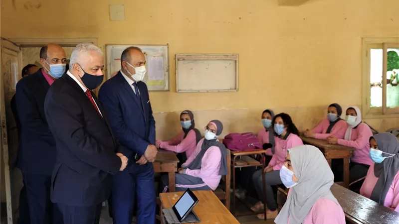 بالصور ..وزير التعليم فى جولة تفقدية لمتابعة انتظام العام الدراسى الجديد بالقاهرة