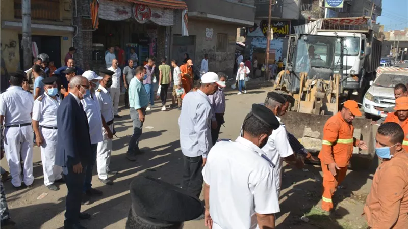 حملة مكبرة لإزالة الإشغالات والباعة الجائلين بمدينة بنها