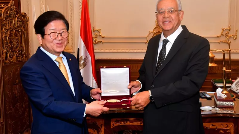 المستشار الدكتور حنفي جبالي يلتقي رئيس الجمعية الوطنية بكوريا الجنوبية