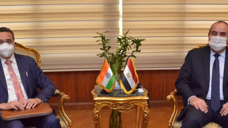 وزير الطيران يبحث مع السفير الهندي أوجه التعاون بين البلدين وزيادة الحركة السياحة
