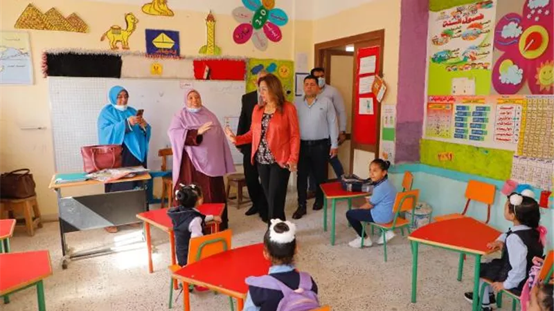 محافظ دمياط تفاجئ مدرستين وتشدد على الإجراءات الإحترازية ..صور
