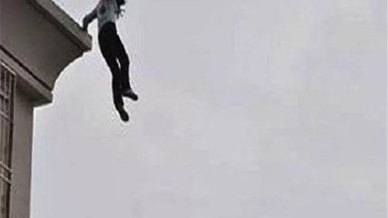 بسبب الخلافات الزوجية.. سيدة تلقى بنفسها من الطابق الثالث بالغردقة