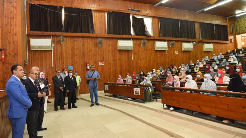 رئيس جامعة أسيوط يُعلن عن بدء استخدام الكارت الإلكترونى خلال الأسبوع القادم فى خدمة رقمية جديدة مقدمة لطلاب الجامعة