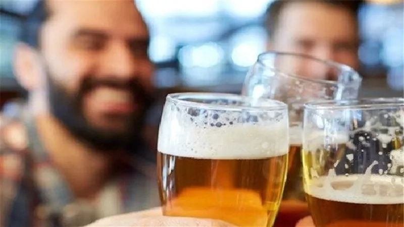 هل يجوز شرب القليل من البيرة؟... دار الإفتاء تجيب