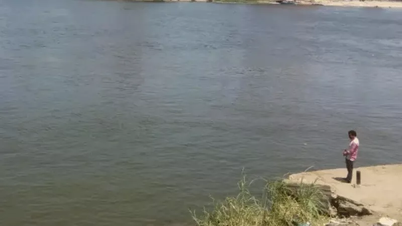 مساعد وزير الداخلية الأسبق يكشف حقيقة سقوط ميكروباص في النيل من أعلى كوبري الساحل