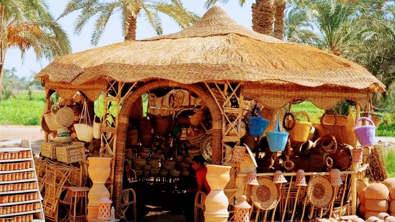 بنك القاهرة يعرض منتجات الفيوم من الصناعات والحرف البيئية بالقاهرة 