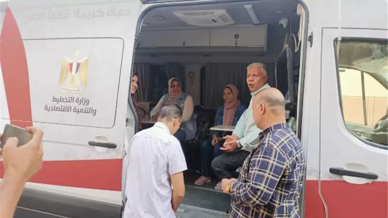 رئيس حي ثان الزقازيق يدشن مشروع سيارة المركز التكنولوجي المتنقل لخدمة المواطنين صور