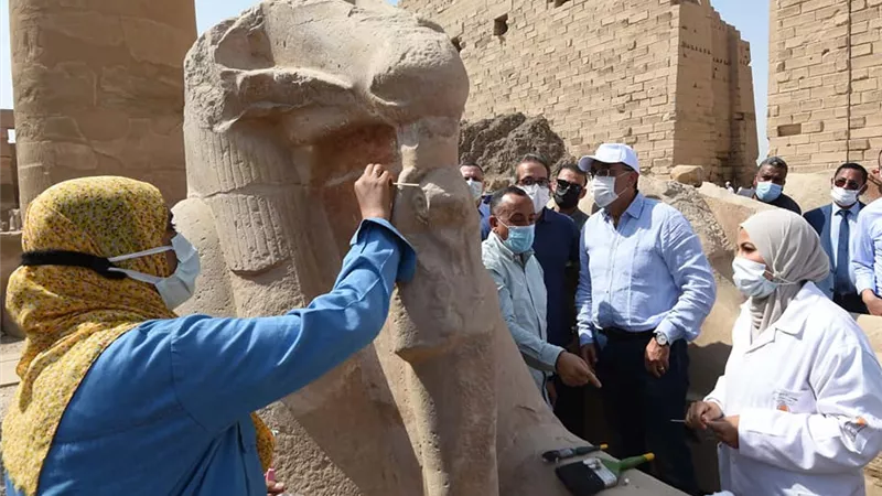 بالصور ..مدبولى يشهد أعمال ترميم رأس أحد الكباش و أعمدة بمعبد الكرنك