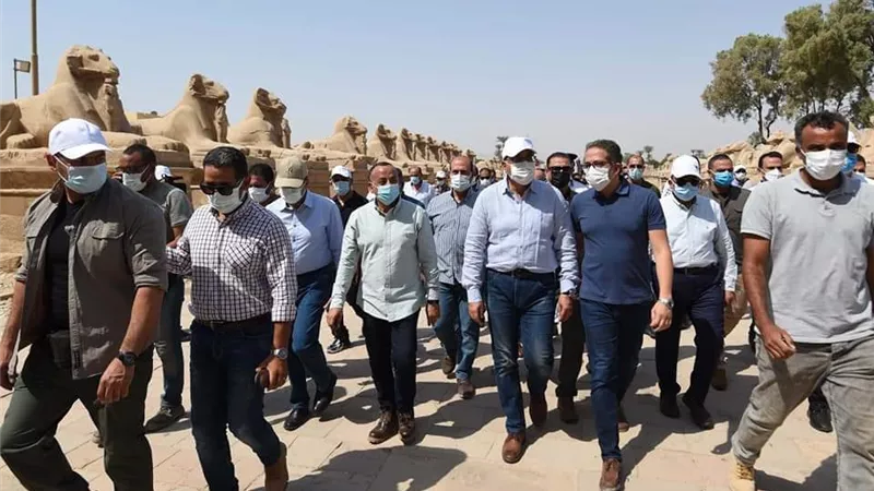 برجولات خشبية للزائرين..العنانى يستعرض اعمال التطوير بطريق الكباش