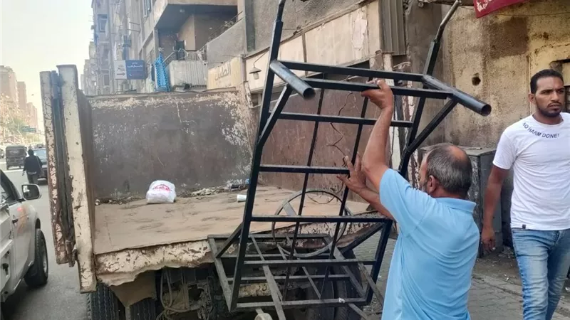 بالصور: رفع اشغالات وحواجز حديدية بمدينة التحرير وامام المدارس شمال الجيزه