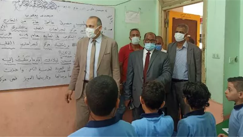 وكيل وزارة التعليم بالقاهرة فى جولة مفاجئة بمدارس السلام.. بالصور