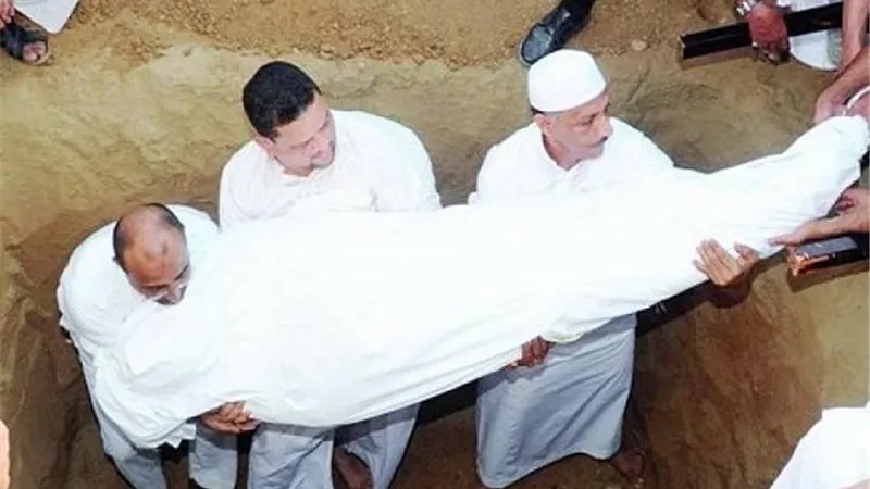 حكم إخراج جثة الميت بعد دفنه؟ .. دار الإفتاء تجيب