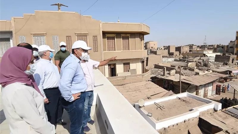 رئيس الوزراء يزور منطقة إسنا التاريخية ويرصد 250 مليون جنيهاً لإعادة إحياء تلك المنطقة