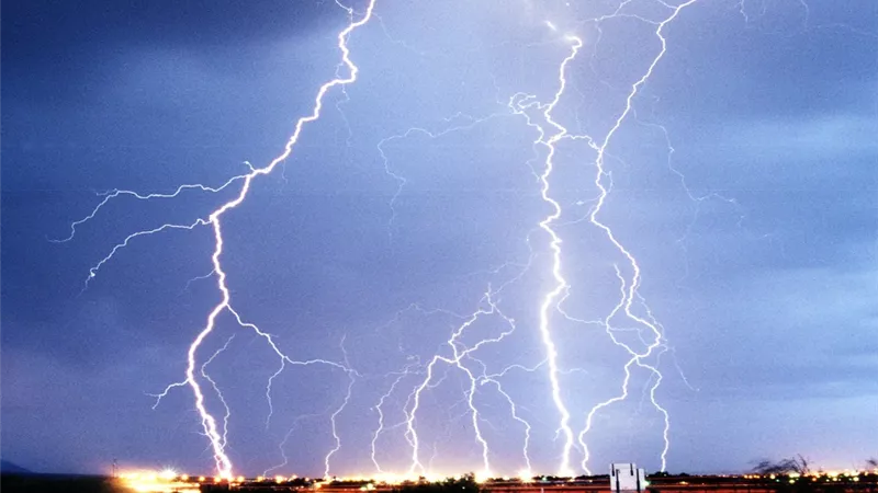 هل توجد علاقة بين تعرض مصر لزلزال وحدوث البرق والرعد أمس ؟ البحوث الفلكية تكشف