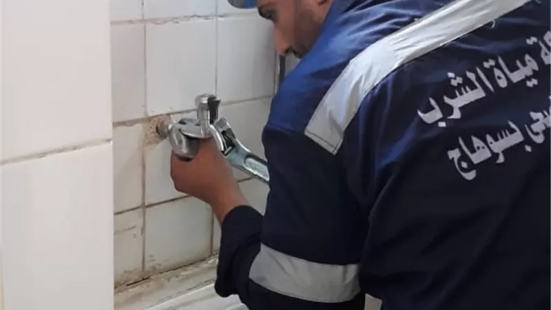 مياه سوهاج :تركيب القطع الموفرة بمقرات الشركة لترشيد الاستهلاك
