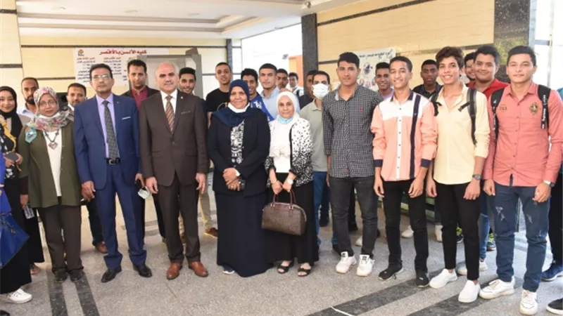 رئيس جامعة الأقصر يشهد بداية العام الدراسى واستقبال الطلاب الجدد بكلية الألسن