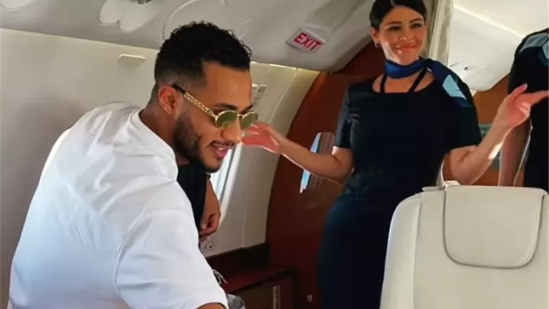 مصادر بالطيران : واقعة رقص الفنان محمد رمضان مع مضيفتين داخل طائرة المانية