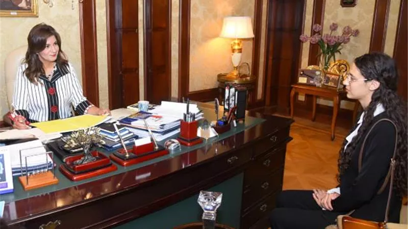 فتاة مصرية تتقلد منصب وزيرة الهجرة لمدة ٢٤ ساعة