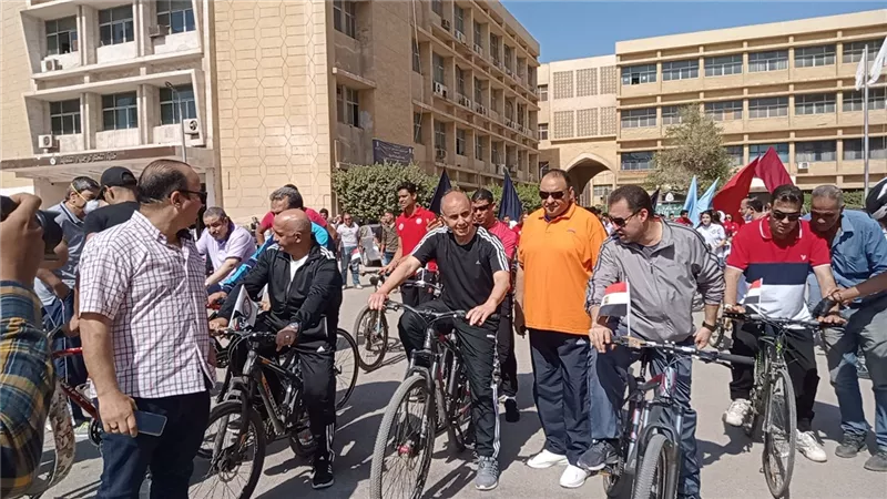 اتحاد طلاب كلية تكنولوجيا وتنمية يشاركون رئيس جامعة الزقازيق ماراثون الدراجات