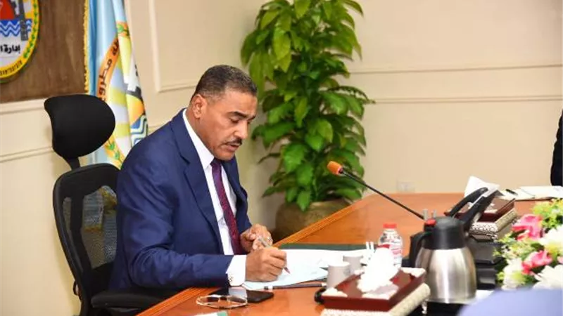 شعيب يلتقي لجنة الحصر والتفاوض للمشروعات الاستثمارية بمطروح