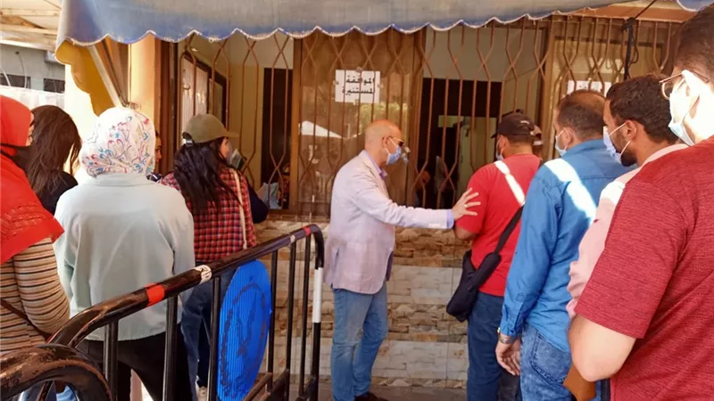 وكيل وزارة الصحة يتابع تطعيم المواطنين بلقاح كورونا بمديرية الشرقية