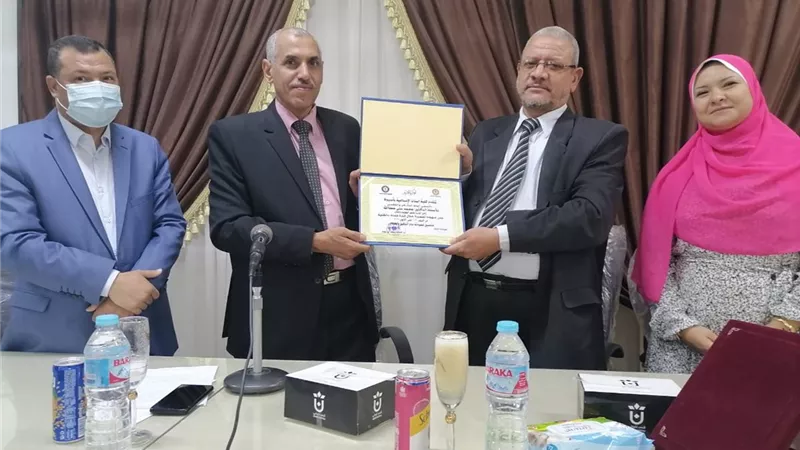 مجلس كلية البنات الإسلامية بجامعة الأزهر بأسيوط يكرم وكيل الكلية السابق
