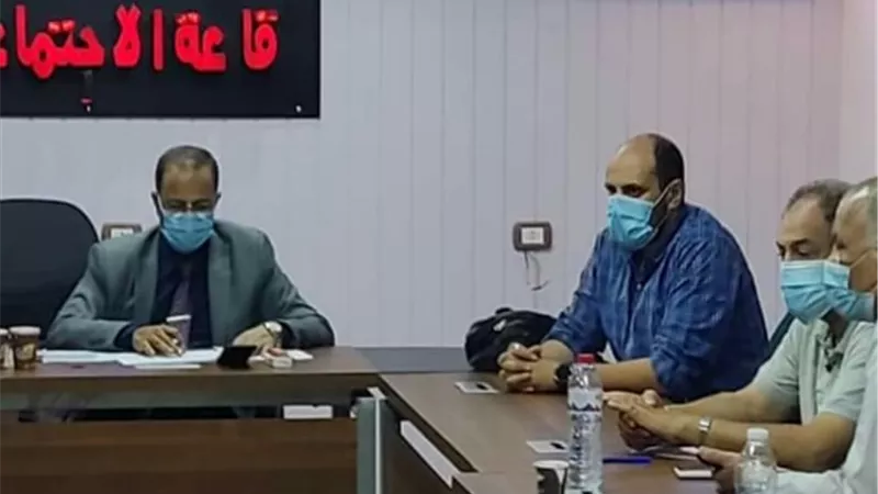 وكيل الصحة بالقليوبية يناقش الخطة اليومية لتطعيم المواطنين بلقاح كورونا