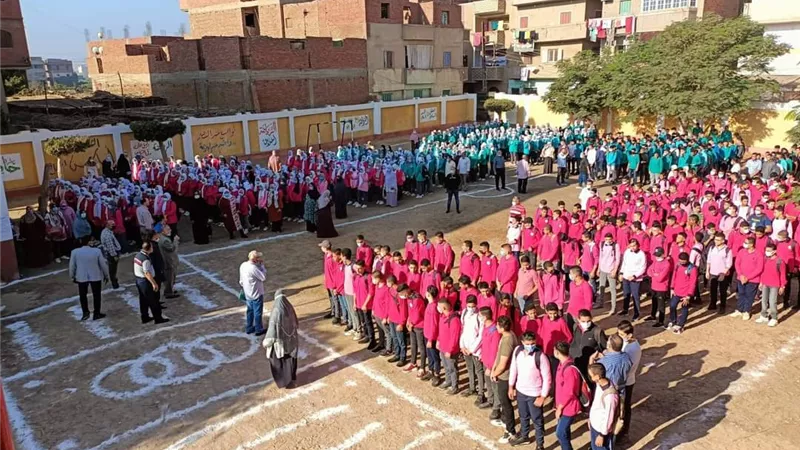 النظام يعود للمدارس.. رواد التواصل الاجتماعي ينشرون الصور الايجابية