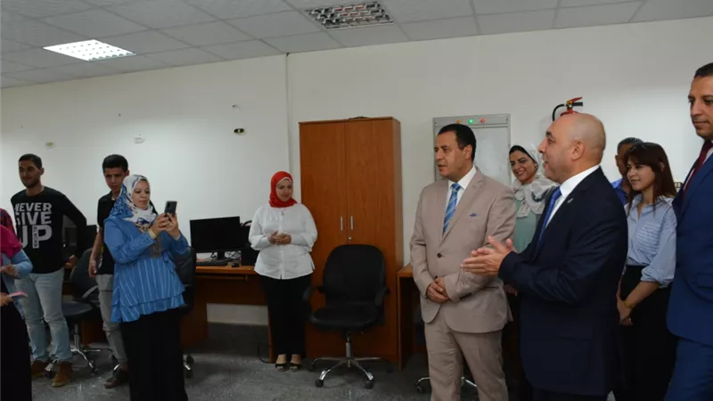 عصام يوسف يلتقى طلاب جامعة أسيوط خلال زيارته لمركز رعاية الطلاب ذوى الإعاقة