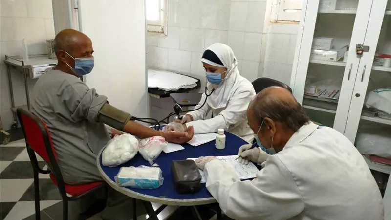 صحة المنيا : علاج 1697 مواطنا بالمجان بقرية دير ابو حنس بملوى