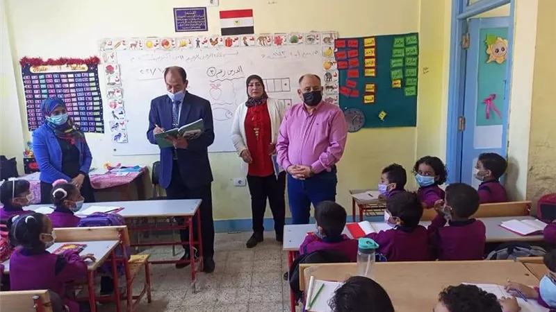 رئيس حي الوراق ومدير التعليم يتفقدون المدارس
