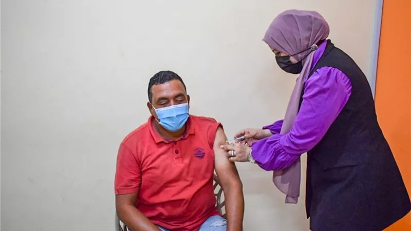 مسعود يتابع مركز التطعيم بالمديرية ويوجه بسرعة تسجيل وتطعيم جميع المواطنين بلقاح كورونا