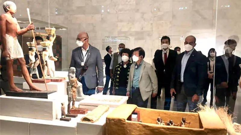 رئيس الجمعية الوطنية بكوريا الجنوبية يزور متحف الحضارة ومجمع الأديان