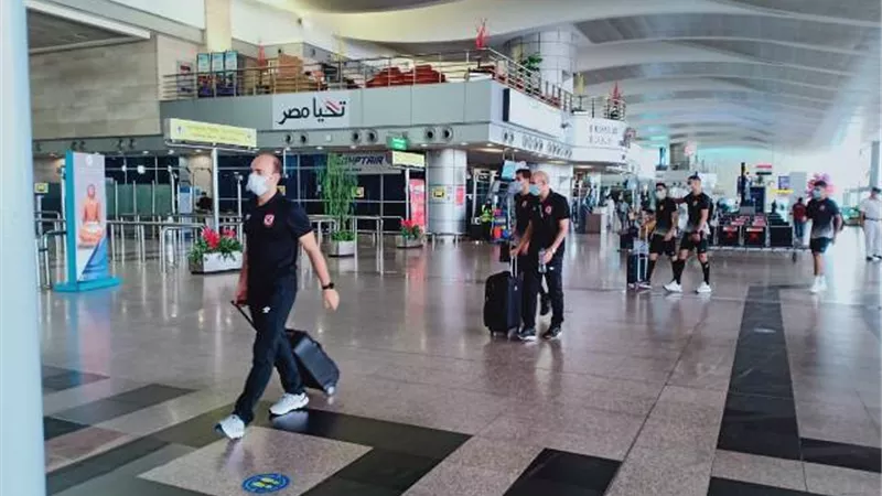 بعثة الأهلي تتوافد علي مطار القاهرة استعدادا للسفر إلى النيجر